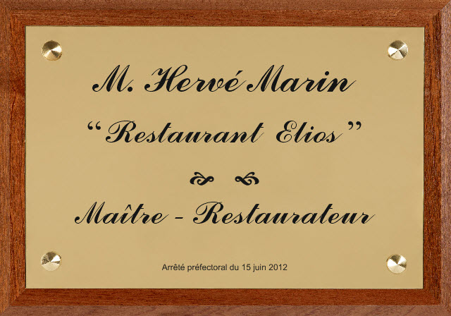 plaque de maitre restaurateur avec son support en bois