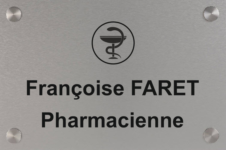 le pharmacien a opté pour une plaque en aluminum brossé