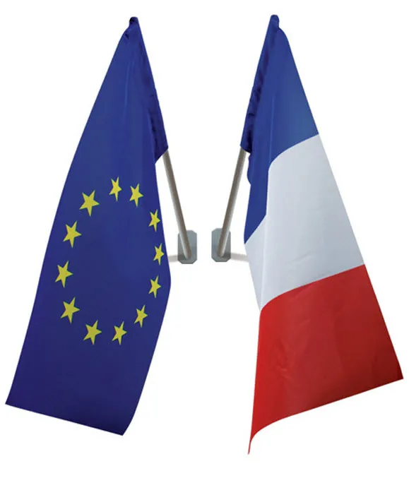 Drapeaux français et européen avec porte-drapeau pour écoles