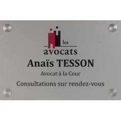 Aluminium brossé composite avec logo et lettrage